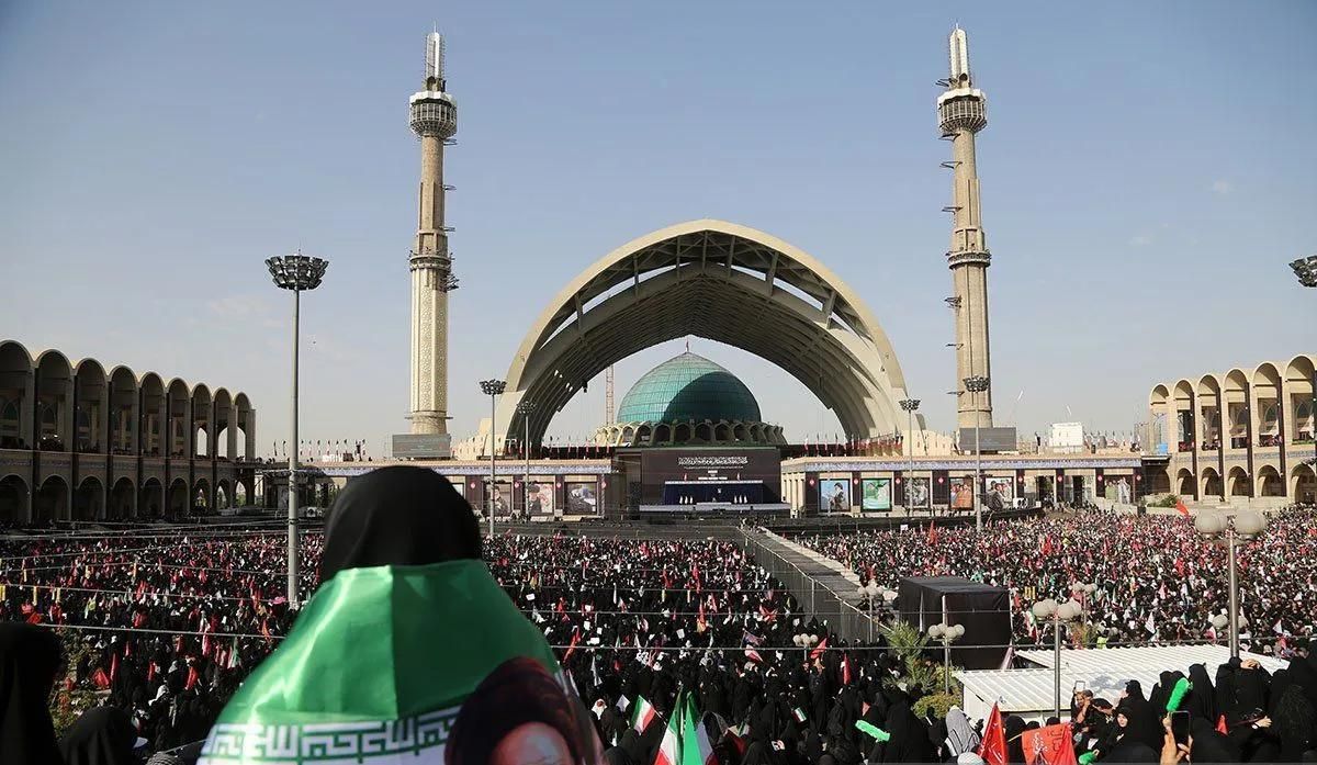 Ribuan pelayat menghadiri upacara pemakaman mantan Pemimpin Tertinggi Iran Ali Khamenei di Masjid Imam Khomeini Mosalla di Teheran, Iran, pada 4 Juli 2026. Khamenei meninggal dunia dalam serangan gabungan AS-Israel terhadap Iran pada 28 Februari. Ben <b>(Antara)</b>