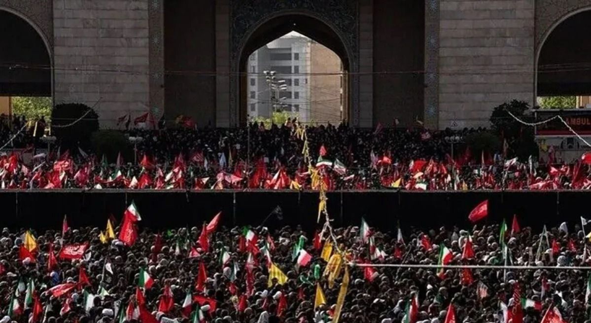 Puluhan ribu orang berkumpul dalam upacara perpisahan mendiang Pemimpin Tertinggi Iran, Ali Khamenei, di Masjid Imam Khomeini Mosalla di Teheran, Iran, pada Sabtu, 4 Juli 2026.  <b>(Antara)</b>