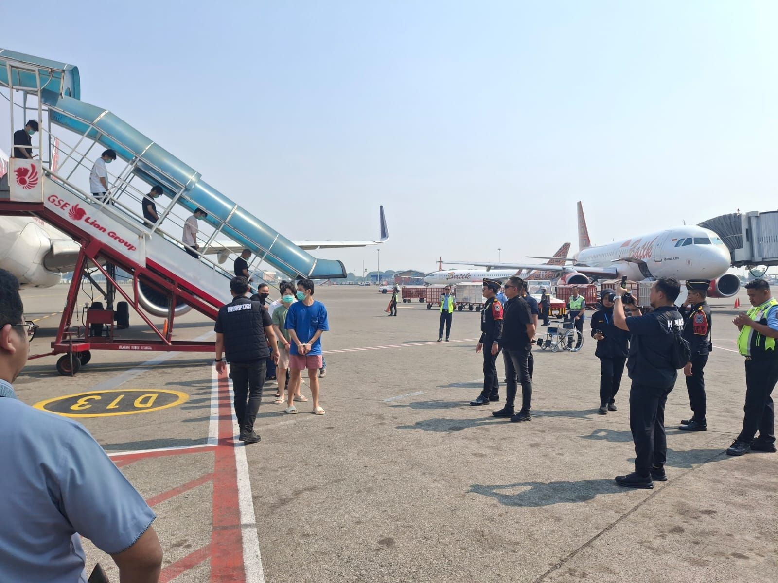 Para WN China saat turun dari pesawat. 