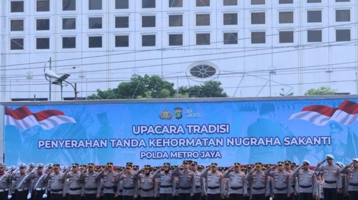 Sejumlah anggota Polda Metro Jaya mengikuti Upacara Tradisi Penyerahan Tanda Kehormatan Nugraha Sakanti Polda Metro Jaya di Lapangan Presisi Ditlantas Polda Metro Jaya, Jakarta, Senin, 6 Juli 2026 <b>(Antara)</b>