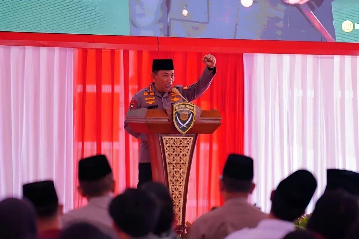 Kapolri Jenderal Pol. Listyo Sigit Prabowo berbicara dalam acara penutupan pendidikan latihan dasar nasional (Diklatsarnas) Komando Pusat Brigade Persatuan Islam (Persis) di Satlat Brimob Cikeas, Bogor, Senin, 6 Juli 2026 <b>(Antara)</b>