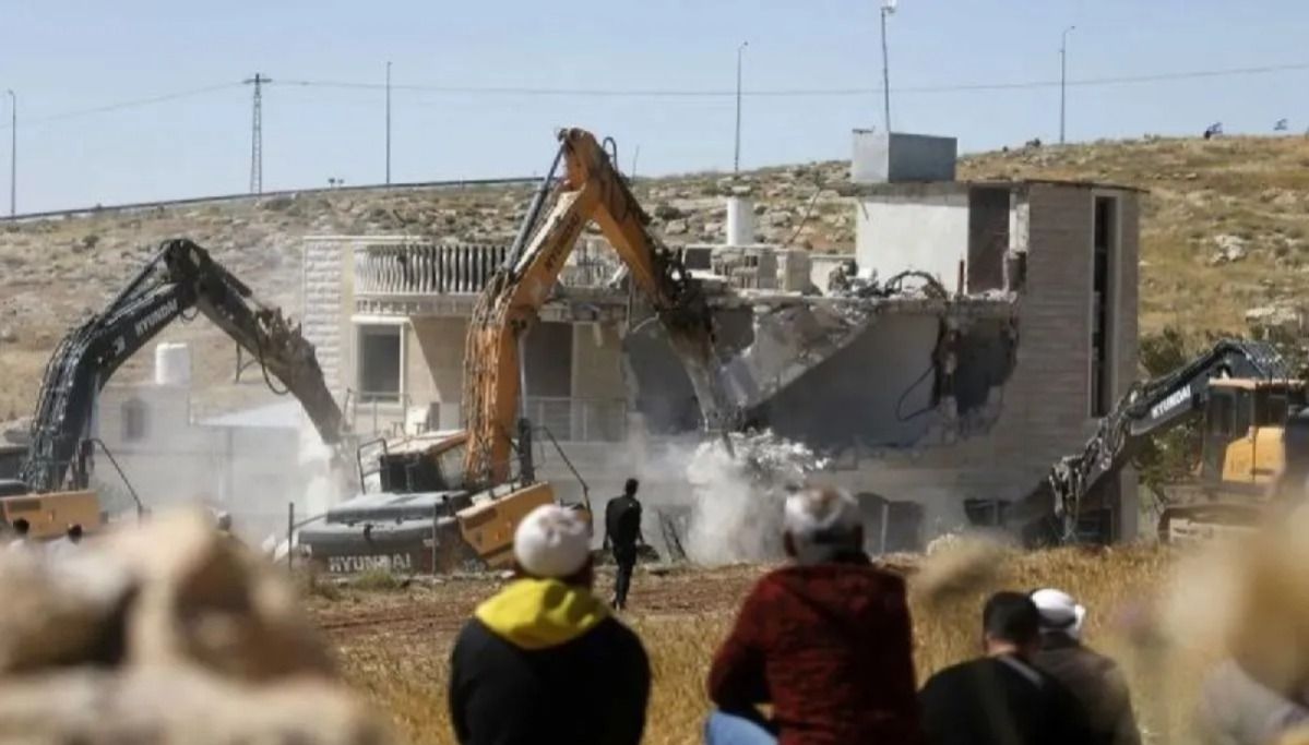 Arsip - Ekskavator Israel membongkar rumah warga Palestina di desa Deirat, timur Masafer Yatta, di kota Hebron, Tepi Barat selatan Senin, 4 Mei 2026.  <b>(Antara)</b>
