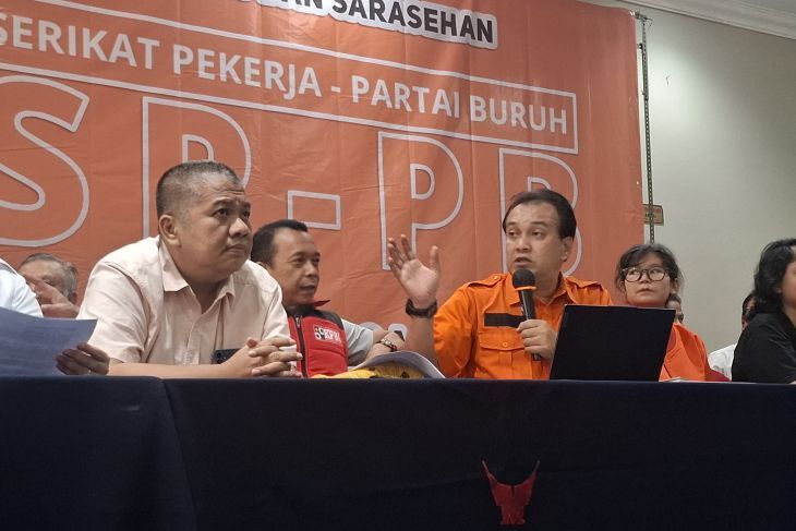 Pelaksana Tugas (Plt) Sekretaris Jenderal Partai Buruh Said Salahudin (kedua kanan) menyampaikan paparan saat konferensi pers Koalisi Serikat Pekerja bersama Partai Buruh (KSP-PB) di Jakarta, Senin, 6 Juli 2026.  <b>(Antara)</b>