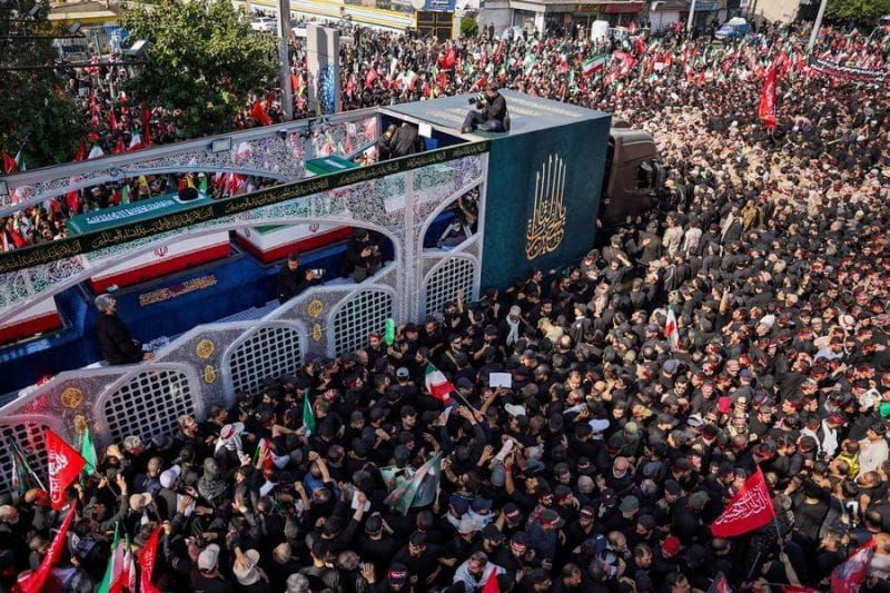 Orang-orang menghadiri prosesi pemakaman mendiang pemimpin tertinggi Iran Ali Khamenei di Teheran, Iran, pada 6 Juli 2026 <b>(Antara)</b>