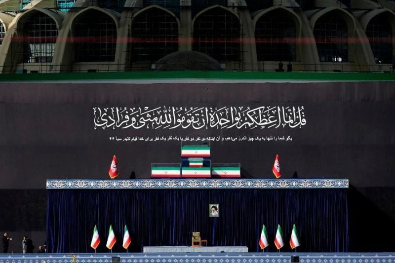 Seorang pria menghadiri upacara penghormatan terakhir bagi mendiang pemimpin tertinggi Iran Ayatollah Ali Khamenei di Teheran, Iran, pada 4 Juli 2026. (Xinhua/Shadati)Orang-orang menghadiri upacara penghormatan terakhir bagi mendiang pemimpin tertinggi Iran Ayatollah Ali Khamenei di Teheran, Iran, pada 4 Juli 2026