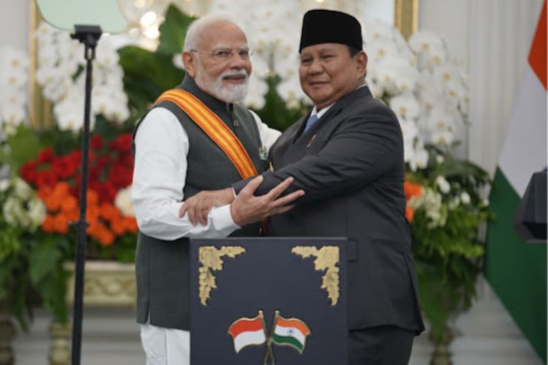 Presiden RI Prabowo Subianto (kiri) dan Perdana Menteri India Narendra Modi saling berpelukan usai memberikan pernyataan bersama di Istana Merdeka, Jakarta, Selasa (7/7/2026).  <b>(ANTARA/HO-BPMI Sekretariat Presiden)</b>