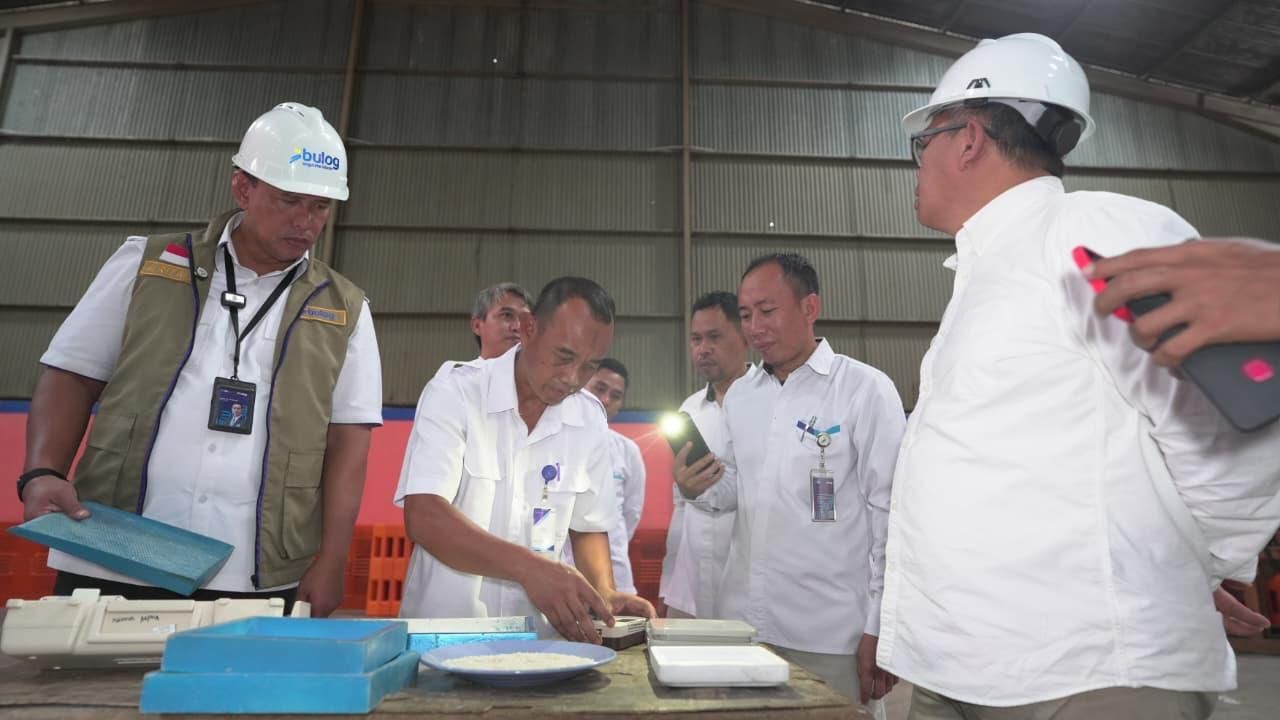Direktur Utama Perum BULOG, Letnan Jenderal TNI (Purn.) Dr. Ahmad Rizal Ramdhani, saat melakukan peninjauan langsung terhadap stok dan kualitas beras di Kompleks Pergudangan BULOG Argapura, Jayapura, Papua. <b>(BULOG)</b>