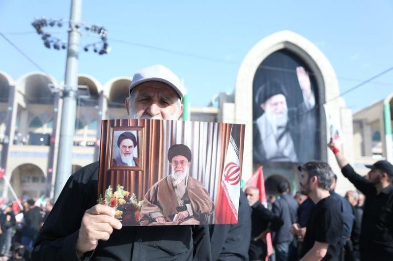 Orang-orang menghadiri upacara penghormatan terakhir bagi mendiang pemimpin tertinggi Iran Ayatollah Ali Khamenei di Teheran, Iran, pada 4 Juli 2026. (Xinhua/Shadati)Seorang pria menghadiri upacara penghormatan terakhir bagi mendiang pemimpin tertinggi Iran Ayatollah Ali Khamenei di Teheran, Iran, pada 4 Juli 2026.