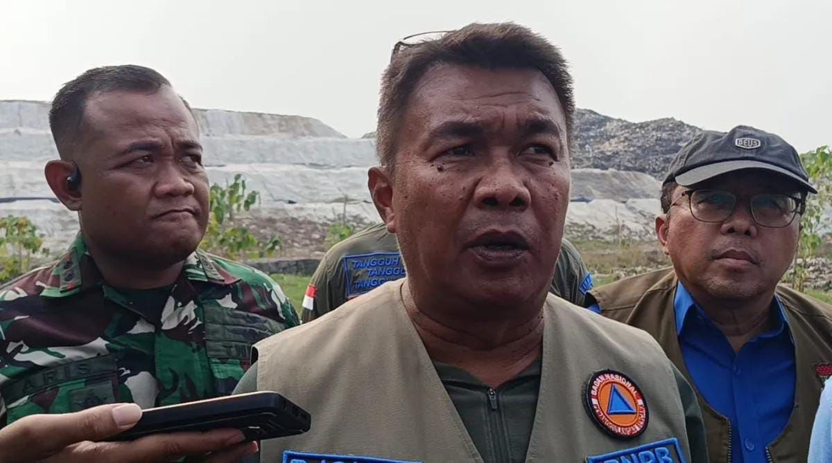 Direktur Koordinasi Pengendalian Operasi Darurat BNPB Brigjen TNI Djohan Darmawan memberikan keterangan resmi terkit update pengendalian kebakaran di TPA Jatiwaringin, Mauk, Kabupaten Tangerang, Banten pada Selasa, 7 Juli 2026 <b>(Antara)</b>