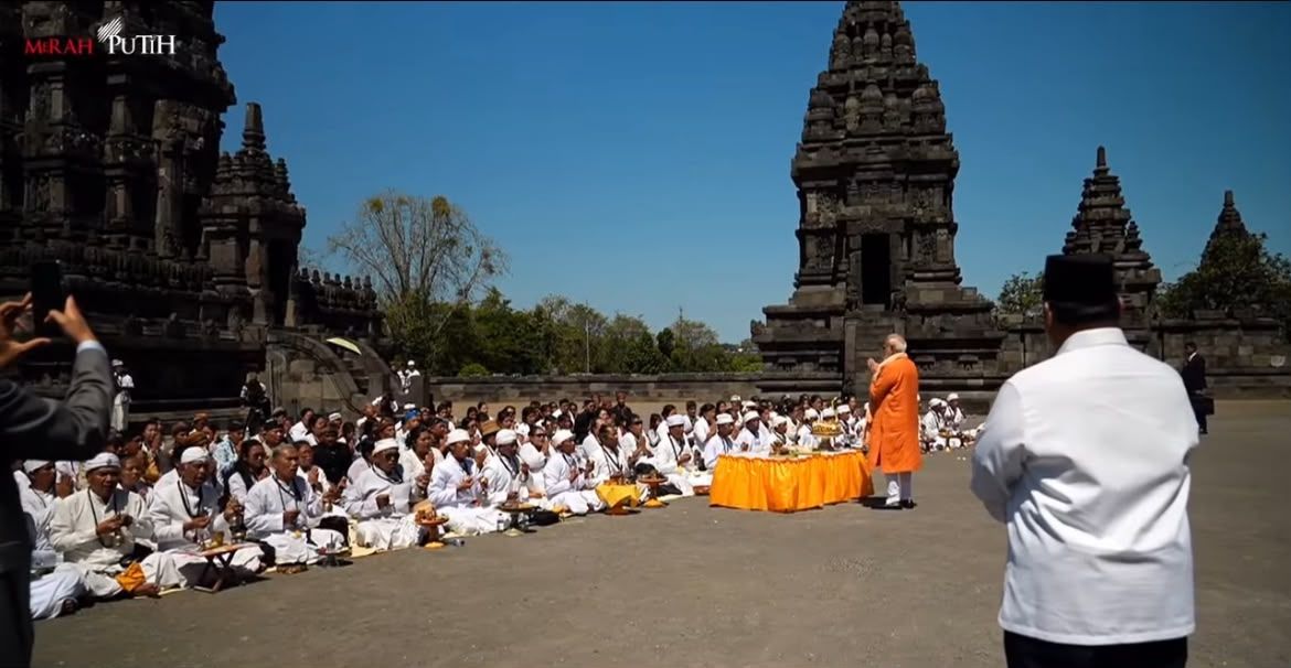 Perdana Menteri (PM) India Narendra Modi mengikuti prosesi doa Shinta Pooja di Candi Siwa, Kompleks Candi Prambanan, Sleman, Daerah Istimewa Yogyakarta (DIY) <b>(Istimewa)</b>