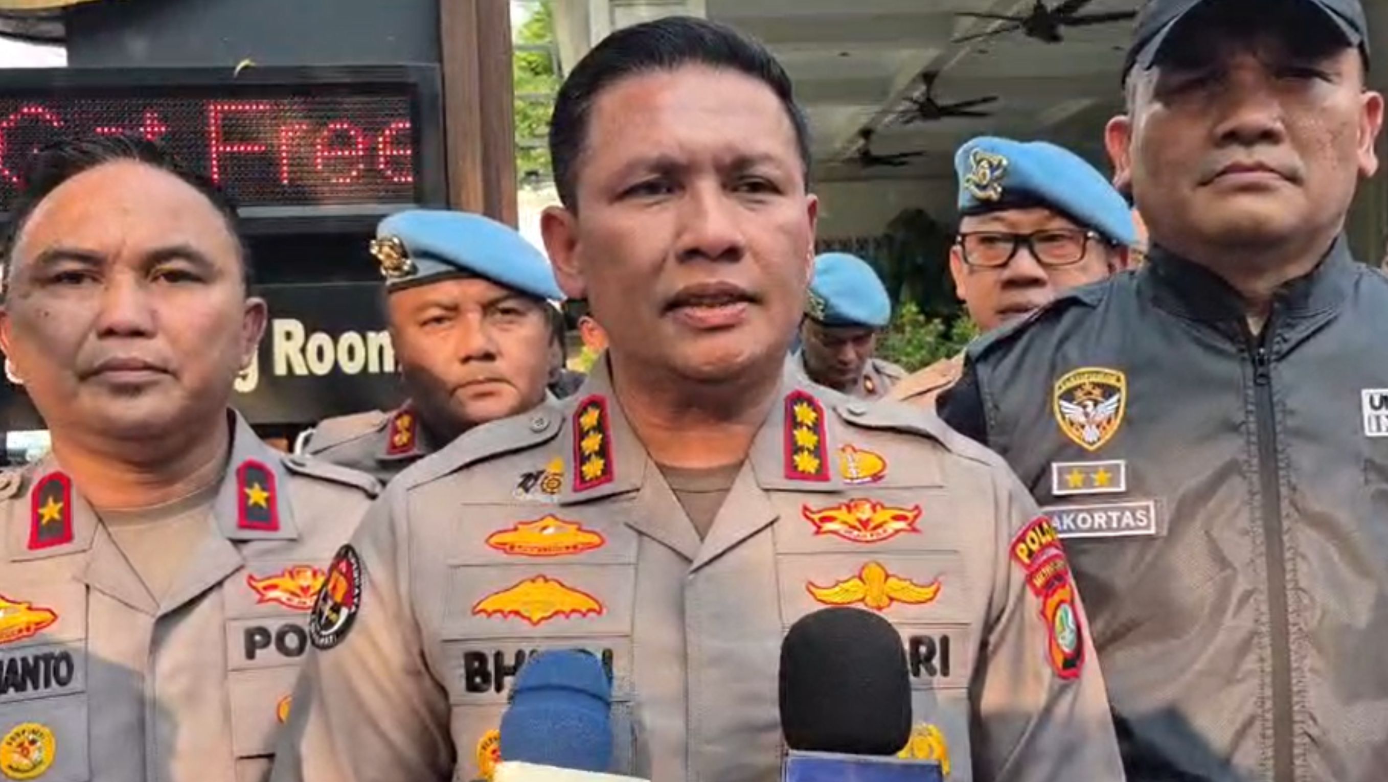 Kabid Humas Polda Metro Jaya bersama Wakapolda Polda Metro Jaya dan Kortas Tipikor Polri <b>(Istimewa)</b>