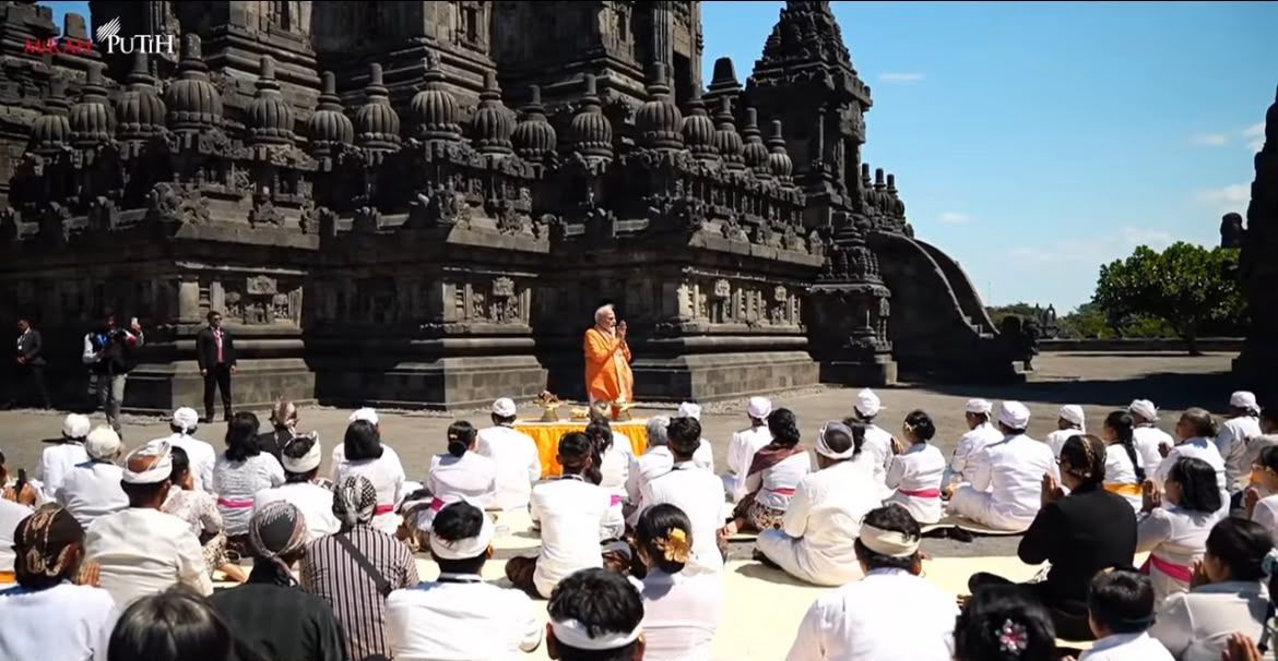 Perdana Menteri (PM) India Narendra Modi mengikuti prosesi doa Shinta Pooja di Candi Siwa, Kompleks Candi Prambanan, Sleman, Daerah Istimewa Yogyakarta (DIY) <b>(Istimewa)</b>