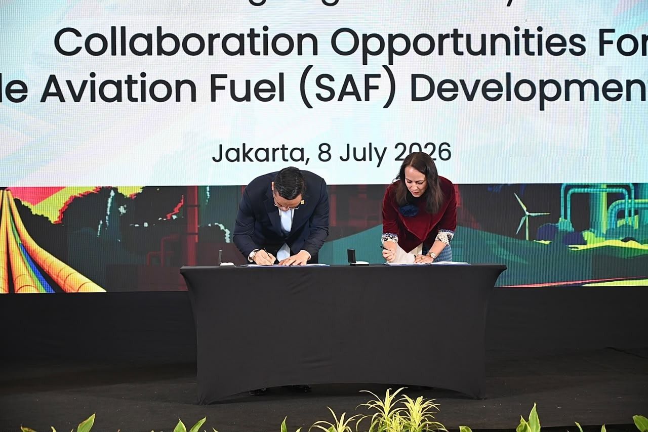 Direktur Utama PT Pertamina (Persero), Simon Aloysius Mantiri bersama Indra Duivenvoorde Managing Director, Boeing Indonesia melakukan penandatangan saat acara Penandatanganan Nota Kesepahaman antara PT Pertamina (Persero) dan Boeing yang diselenggar <b>(Pertamina)</b>