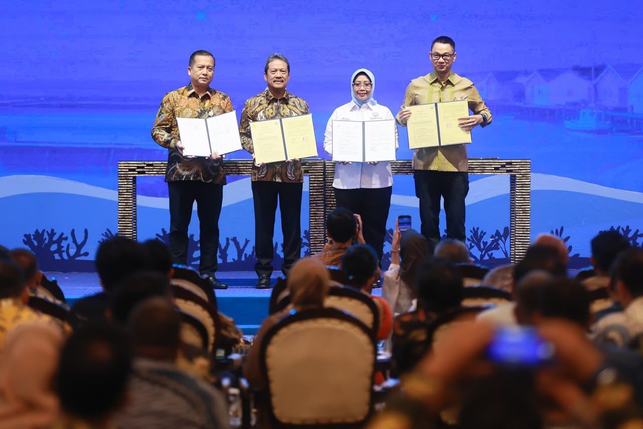 Sinergi antara PLN dengan Kementerian Kelautan dan Perikanan yang diwujudkan dengan MoU ini akan mendukung pengembangan sektor kelautan dan perikanan sebagai salah satu penggerak ekonomi nasional. Keterangan foto: Menteri Kelautan dan Perikanan, Sakti Wahyu Trenggono (kedua dari kiri), Gubernur Nusa Tenggara Barat, Lalu Muhammad Iqbal (kiri), Direktur Utama PLN Darmawan Prasodjo (kanan) dan Bupati Mempawah sekaligus Ketua Asosiasi Pemerintah Daerah Kepulauan dan Pesisir Seluruh Indonesia (Aspeksindo), Erlina Ria Norsan (kedua dari kanan). <b>(PLN)</b>