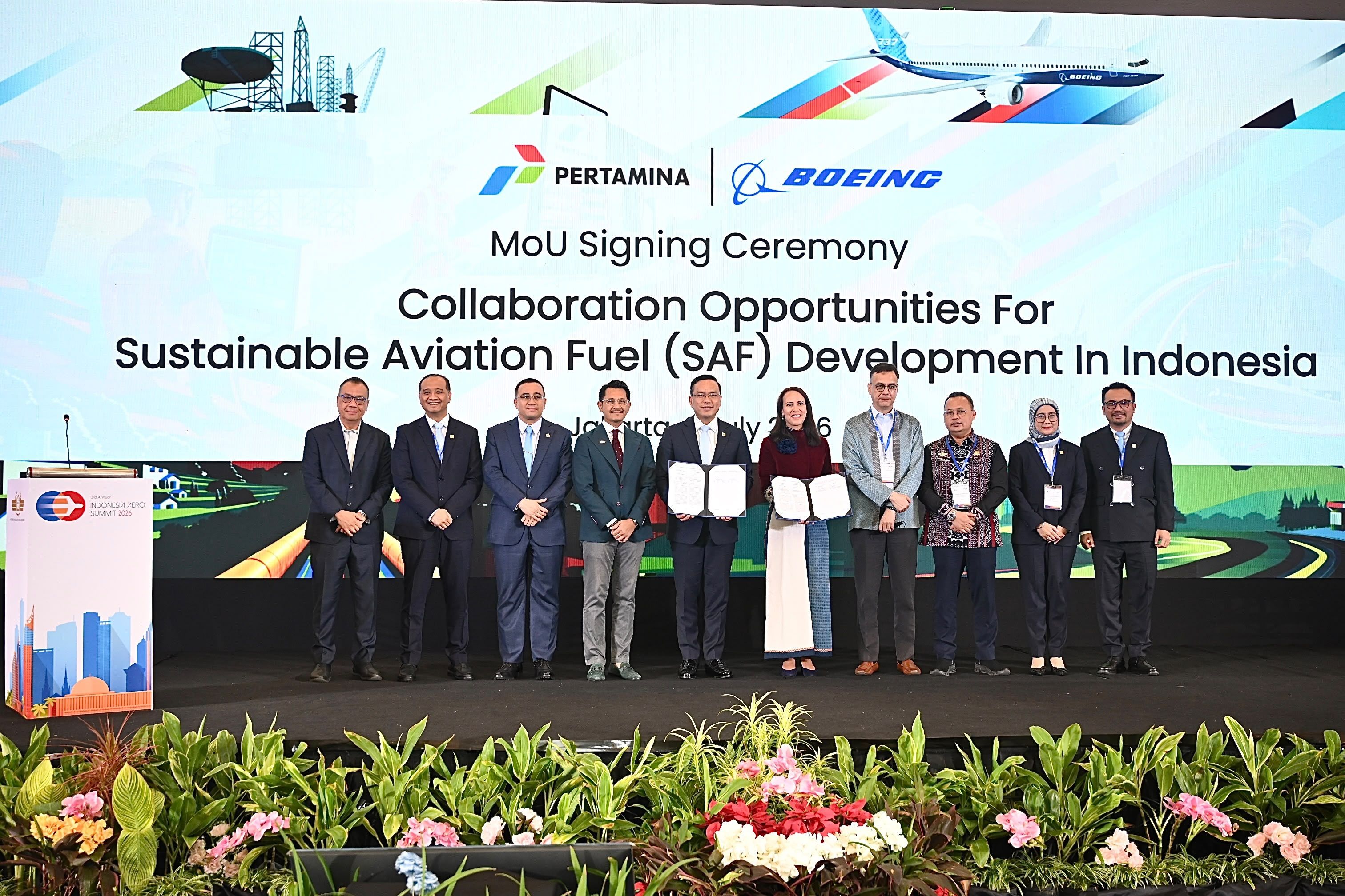 Direktur Utama PT Pertamina (Persero), Simon Aloysius Mantiri bersama Indra Duivenvoorde Managing Director, Boeing Indonesia melakukan penandatangan saat acara Penandatanganan Nota Kesepahaman antara PT Pertamina (Persero) dan Boeing yang diselenggarakan Jakarta pada Rabu (8/7/2026). <b>(Pertamina)</b>