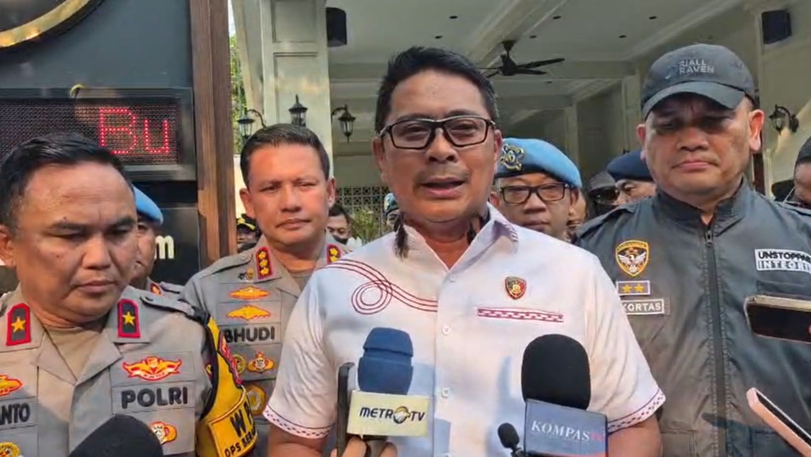 Direktur Reserse Kriminal Khusus Polda Metro Jaya Kombes Victor Dean Macbon (tengah) <b>(Istimewa)</b>