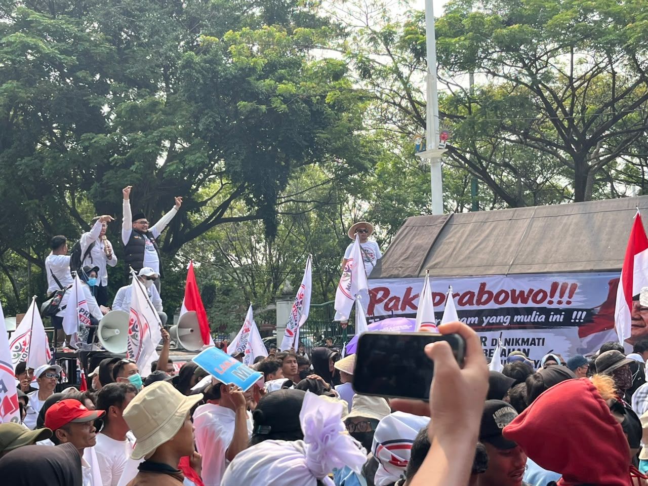 Massa menggelar aksi unjuk rasa di Jalan Medan Merdeka Selatan sisi utara, Jakarta Pusat, Rabu, 8 Juli 2026. <b>(Ntvnews.id/Adiansyah)</b>