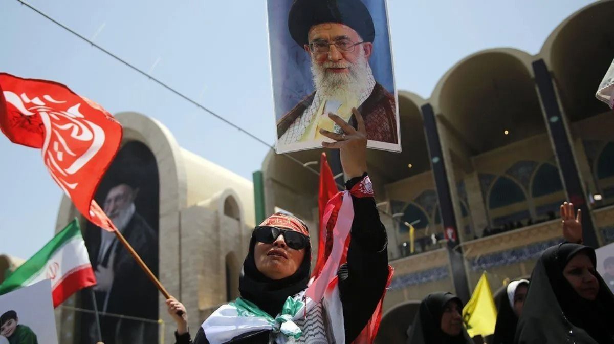Ratusan ribu warga Iran berkumpul di Imam Khomeini Mosalla untuk mengikuti salat jenazah dalam upacara pemakaman mantan Pemimpin Tertinggi Iran Ali Khamenei dan anggota keluarganya&mdash;yang tewas akibat serangan AS-Israel&mdash;di Teheran, Iran, pada Minggu, 5 <b>(Antara)</b>