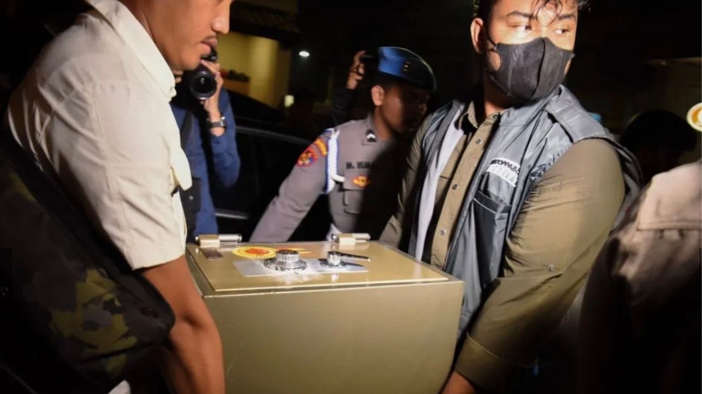 Kortas Polri sita brankas isi emas batangan dan dollar dari kafe de'Clan <b>(ANTARA)</b>
