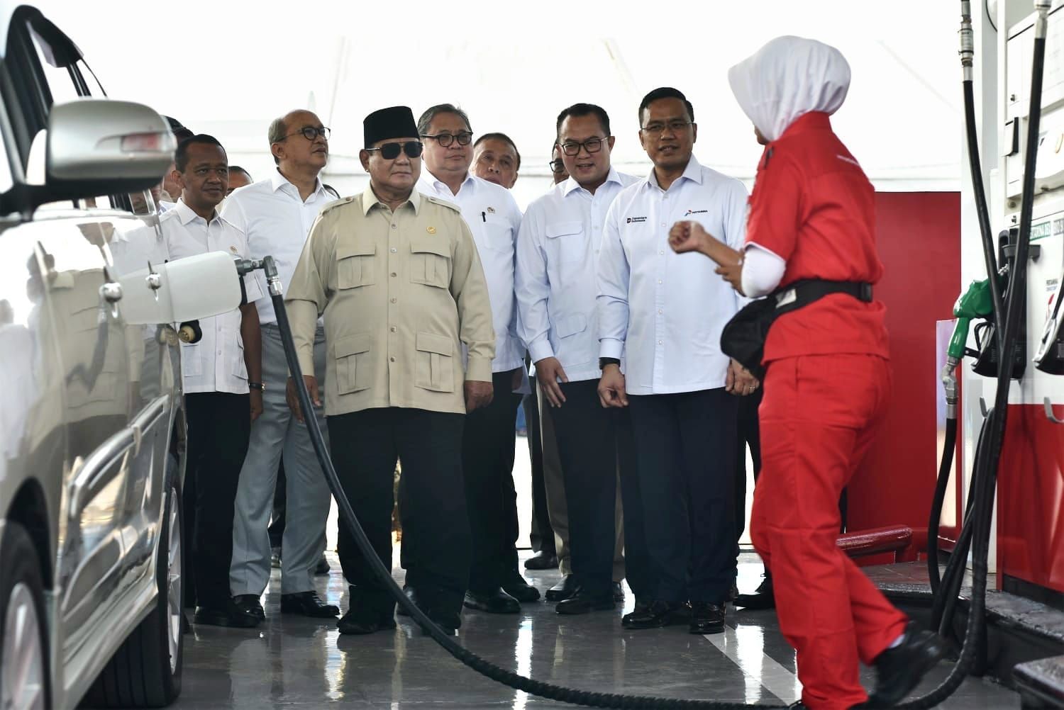 Presiden Prabowo Subianto (tengah) bersama Menteri ESDM Bahlil Lahadalia (kiri) dan Dirut Pertamina Simon Aloysius Mantiri (kanan) meninjau implementasi Program Mandatori Biodiesel B50 di Rest Area KM 57 Tol Jakarta-Cikampek, Karawang, Jawa Barat, Ka <b>(Pertamina)</b>