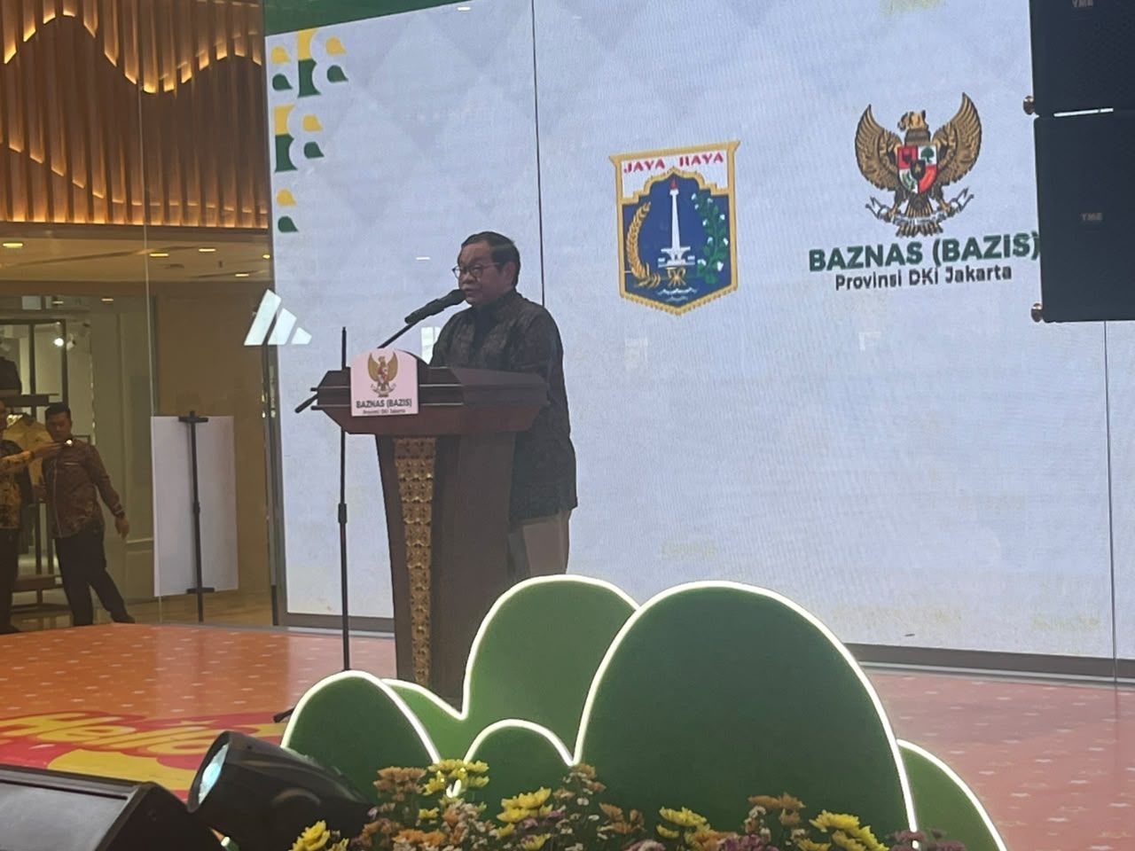 Pramono Buka Santunan Muharam di Gajah Mada Plaza, Jakarta Pusat, Kamis (9/7).  <b>(NTVNews.id/Adiansyah)</b>