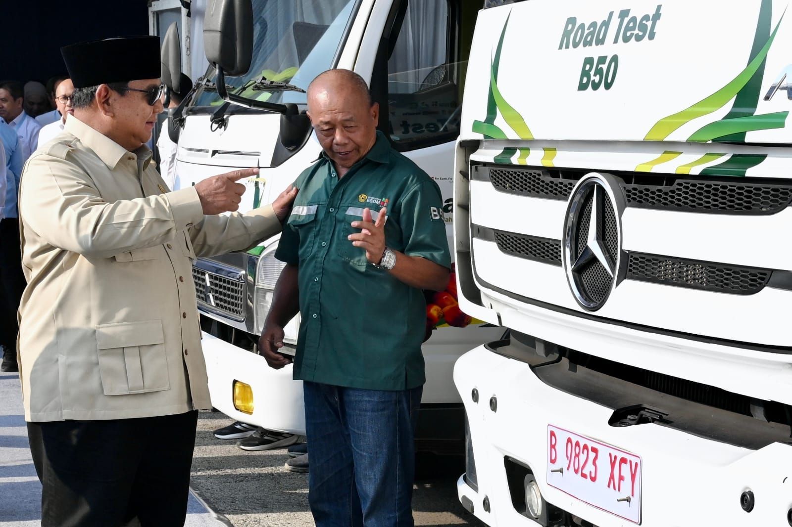 Presiden Prabowo Subianto di Rest Area KM 57 Tol Jakarta-Cikampek, Karawang, Jawa Barat. <b>(Pertamina)</b>