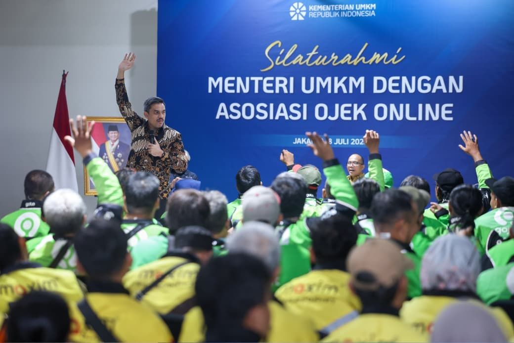 Menteri Usaha Mikro, Kecil, dan Menengah (UMKM) Maman Abdurrahman menemui ratusan pengemudi ojek online (ojol) yang mewakili 19 komunitas mitra Gojek, Grab, dan Maxim untuk menyerap aspirasi pengemudi ojol roda dua menjadi pengusaha mikro transportas