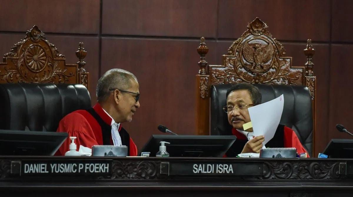 Ketua Mahkamah Konstitusi (MK) Suhartoyo (kanan) berbincang dengan Wakil Ketua MK Saldi Isra (kiri) saat sidang pengucapan putusan 30 permohonan uji materiil undang-undang (UU) di Gedung Mahkamah Konstitusi, Jakarta, Rabu (17/6/2026). Sidang pengucap <b>(Antara)</b>
