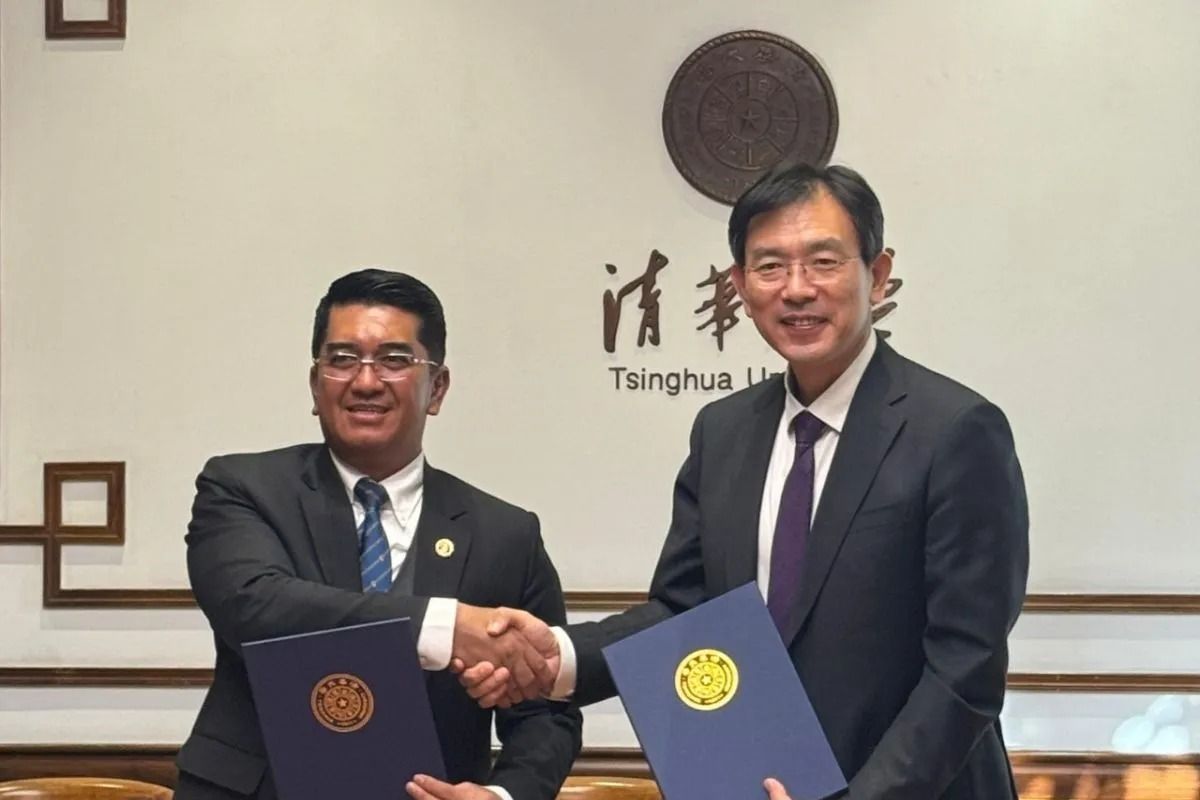 Rektor UI Heri Hermansyah ketika menandatangani kerja sama dengan Tsinghua University. <b>(Antara)</b>
