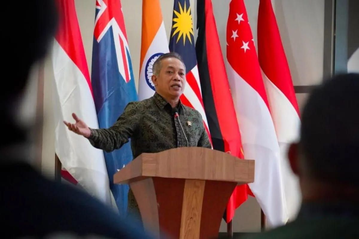 Menteri Koperasi (Menkop) Ferry Juliantono berbicara dalam Seminar Pasis Dikreg LV Sesko TNI TA 2026 bertema di Gedung Serasan Sesko TNI, Bandung, Rabu, 8 Juli 2026 <b>(Antara)</b>
