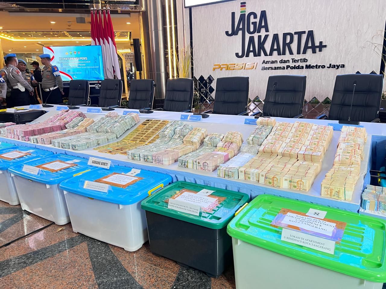 Barang bukti dollar Amerika dan Singapura dan emas batang dikasus pencucian uang <b>(NTVnews/ M.Rizky )</b>