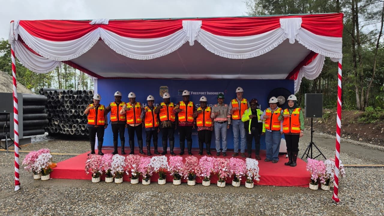 Jajaran Pemerintah Kabupaten Mimika dan PT Freeport Indonesia berfoto bersama usai pelaksanaan serah terima hibah pipa HDPE di Mile 34, Distrik Kuala Kencana, Kamis, 9 Juli 2026. Hibah ini diharapkan mempercepat pengembangan jaringan distribusi air bersih di Kabupaten Mimika.