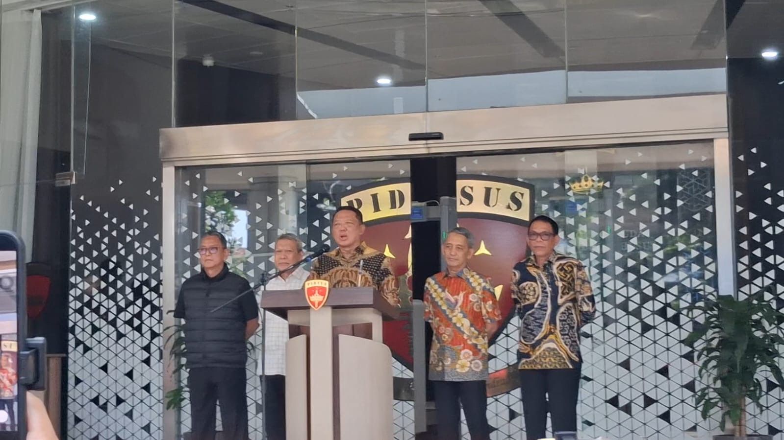 Konferensi pers Jampidsus Kejagung, Febrie Adriansyah.