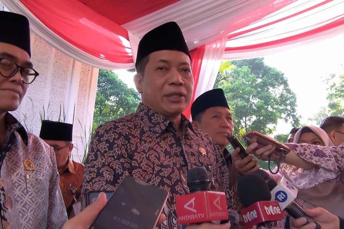 Menteri Koperasi Ferry Juliantono memberikan keterangan kepada pers seusai memimpin ziarah ke makam Mohammad Hatta di TPU Tanah Kusir, Jakarta, Jumat, 10 Juli 2026.  <b>(Antara)</b>