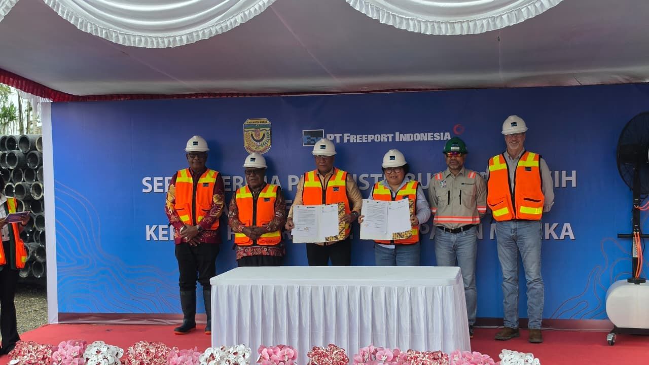 Penandatanganan Berita Acara Serah Terima (BAST) hibah pipa HDPE antara Pemerintah Kabupaten Mimika dan PT Freeport Indonesia oleh Kepala Dinas PUPR Mimika Inosensius Yoga Pribadi dan VP Government Relations PTFI Lenny Josephina, disaksikan Wakil Bupati Mimika Emanuel Kemong, Bupati Mimika Johannes Rettob, Director &amp; EVP Sustainable Development PTFI Claus Wamafma, serta VP Operational Support PTFI Jim Dellinger di Mile 34, Distrik Kuala Kencana, Kamis, 9 Juli 2026.