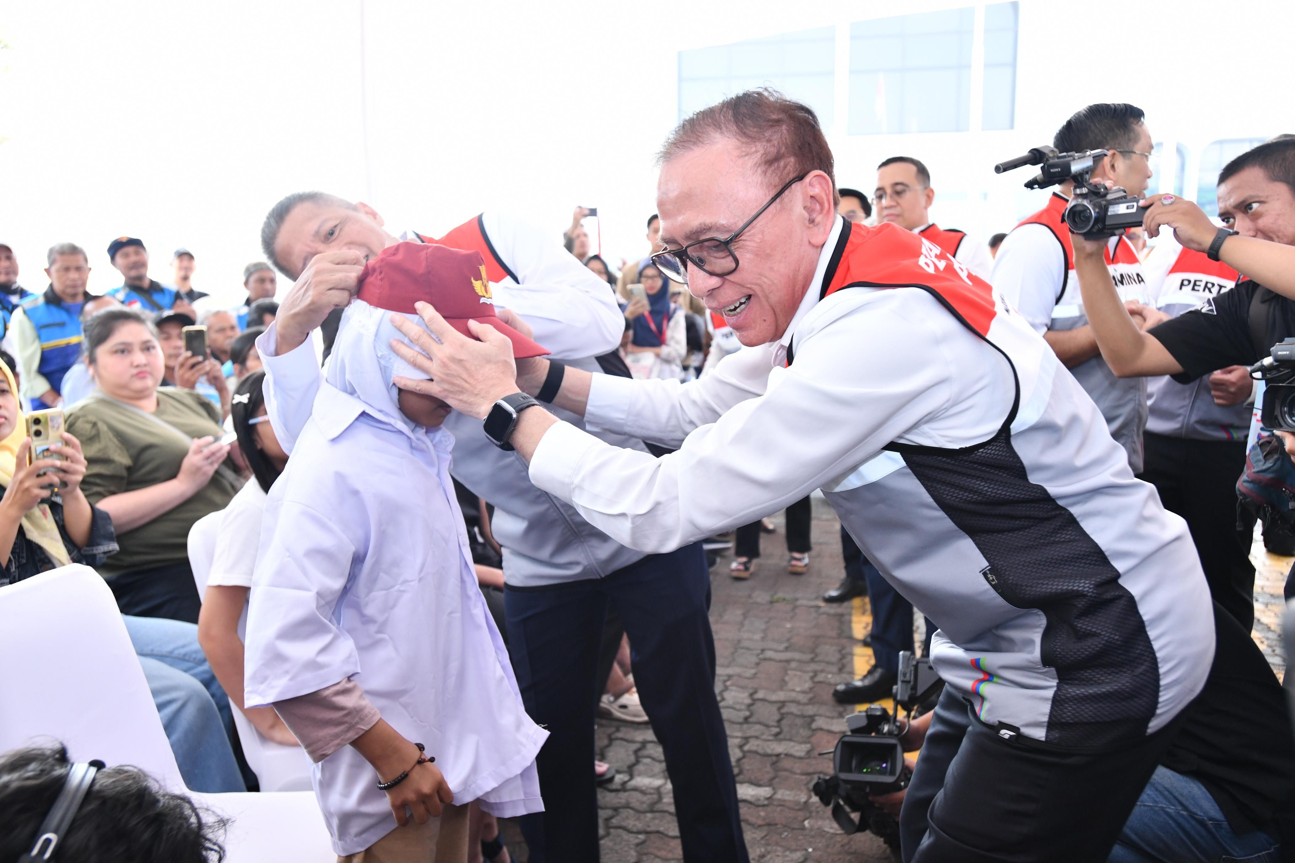 Secercah Asa Jelang Tahun Ajaran Baru, Pertamina Salurkan Ribuan Seragam Sekolah.