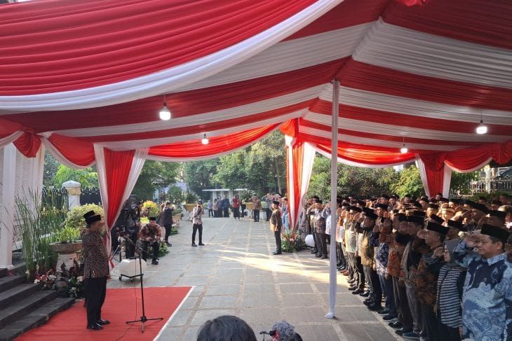 Menteri Koperasi Ferry Juliantono memimpin upacara ziarah di makam Mohammad Hatta di TPU Tanah Kusir, Jakarta, Jumat, 10 Juli 2026 <b>(Antara)</b>
