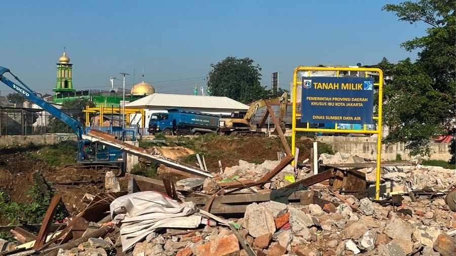 Pembebasan lahan di bantaran kali Ciliwung, Jakarta Timur (10/7) <b>(Ntvnews.id/Adiansyah)</b>