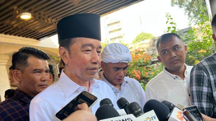 Presiden ke-7 RI Joko Widodo (Jokowi) kenjawab pertanyaan awak media ditemui di sela bertakziah ke rumah duka anggota DPR RI Rachmat Gobel di Jalan Supomo Nomor 55A, Jakarta Selatan, Jumat, 10 Juli 2026 <b>(Antara)</b>