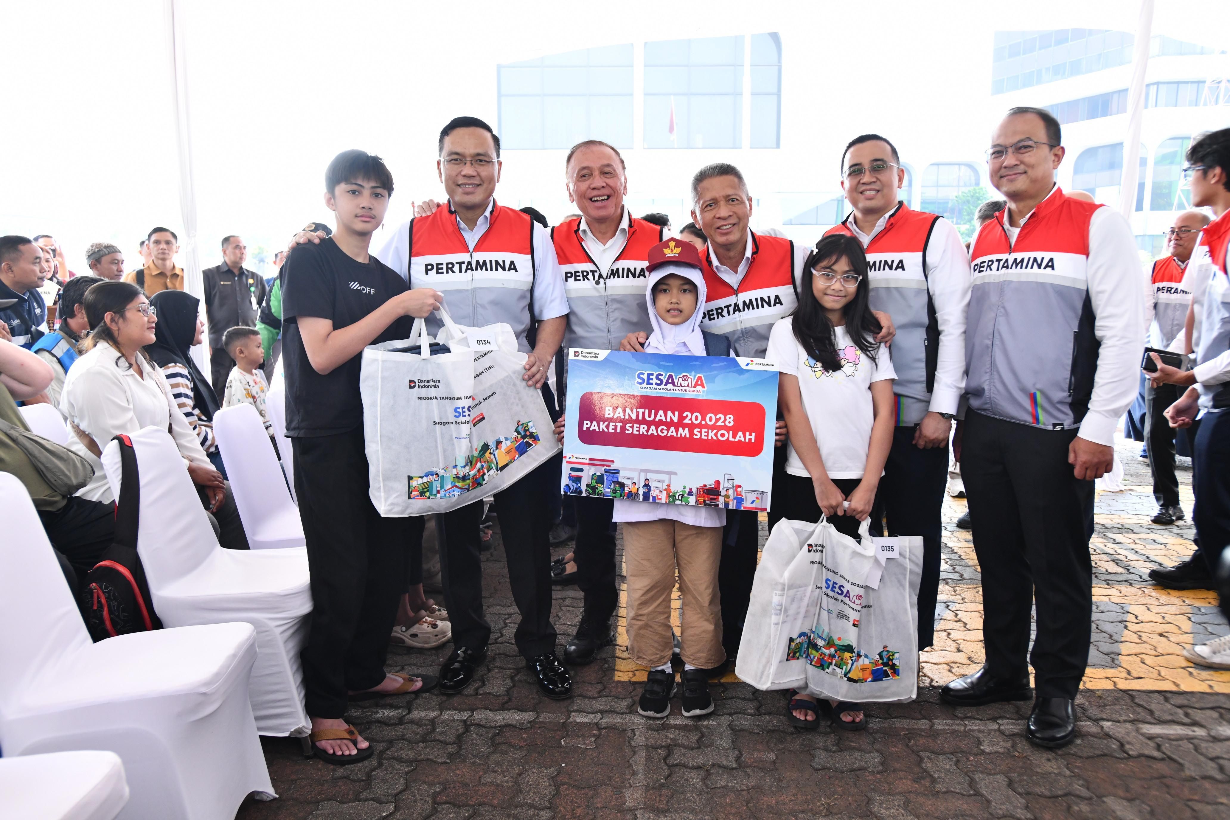 Secercah Asa Jelang Tahun Ajaran Baru, Pertamina Salurkan Ribuan Seragam Sekolah.