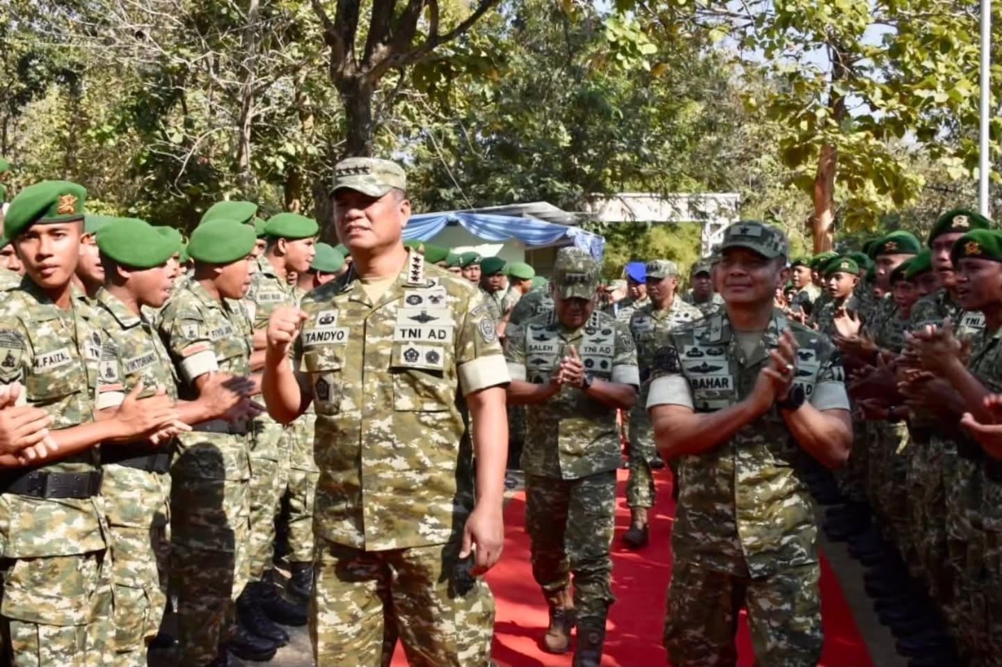 Wakil Panglima TNI Jenderal TNI Tandyo Budi R. bersama Menteri Pertahanan RI Jenderal TNI (Purn) Sjafrie Sjamsoeddin dan Wakil Kepala Staf Angkatan Darat Letjen TNI Muhammad Saleh Mustafa meninjau Yonif TP 932 di Tuban, Brigif TP 33 dan Yonif TP 885 di Bojonegoro, serta Yonif TP 933 di Nganjuk, Jawa Timur <b>(PUSPEN TNI)</b>