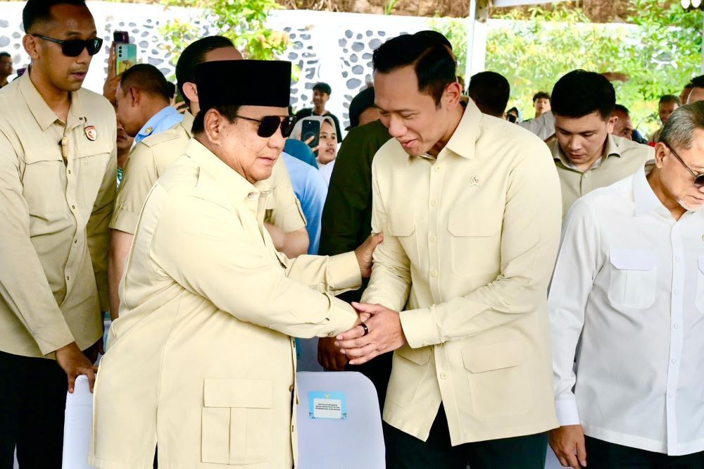 Menteri Koordinator Bidang Infrastruktur dan Pembangunan Kewilayahan Agus Harimurti Yudhoyono (AHY) mendampingi Presiden Republik Indonesia Prabowo Subianto meresmikan lima bendungan secara serentak yang dipusatkan di Bendungan Meninting, Kabupaten Lombok Barat, Nusa Tenggara Barat, Jumat (10/7/2026).