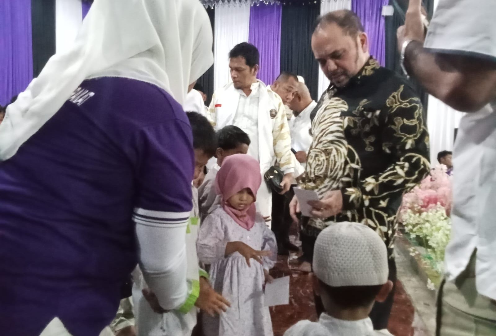 Haidar Alwi saat memberikan santunan kepada anak yatim. 