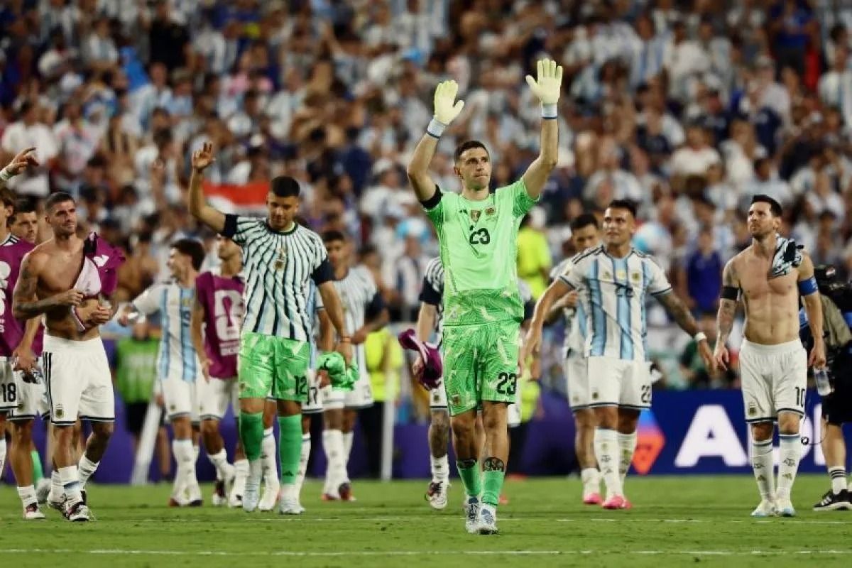 Penjaga gawang Argentina Emiliano Martinez dan rekan-rekan satu timnya merayakan keberhasilan timnya ke semifinal Piala Dunia 2026 setelah mengalahkan Swiss dalam perempatfinal di Kansas City Stadium, Kansas City, Amerika Serikat, pada Sabtu, 11 Juli <b>(Antara)</b>