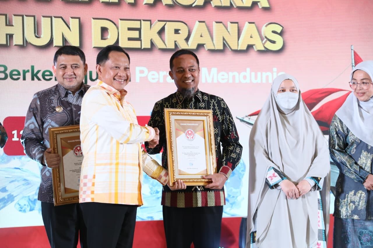 Menteri Dalam Negeri Muhammad Tito Karnavian menyerahkan piagam penghargaan kepada salah satu penerima penghargaan pada Penutupan Rangkaian Acara HUT ke-46 Dewan Kerajinan Nasional (Dekranas) bertema  <b>(Puspen Kemendagri)</b>