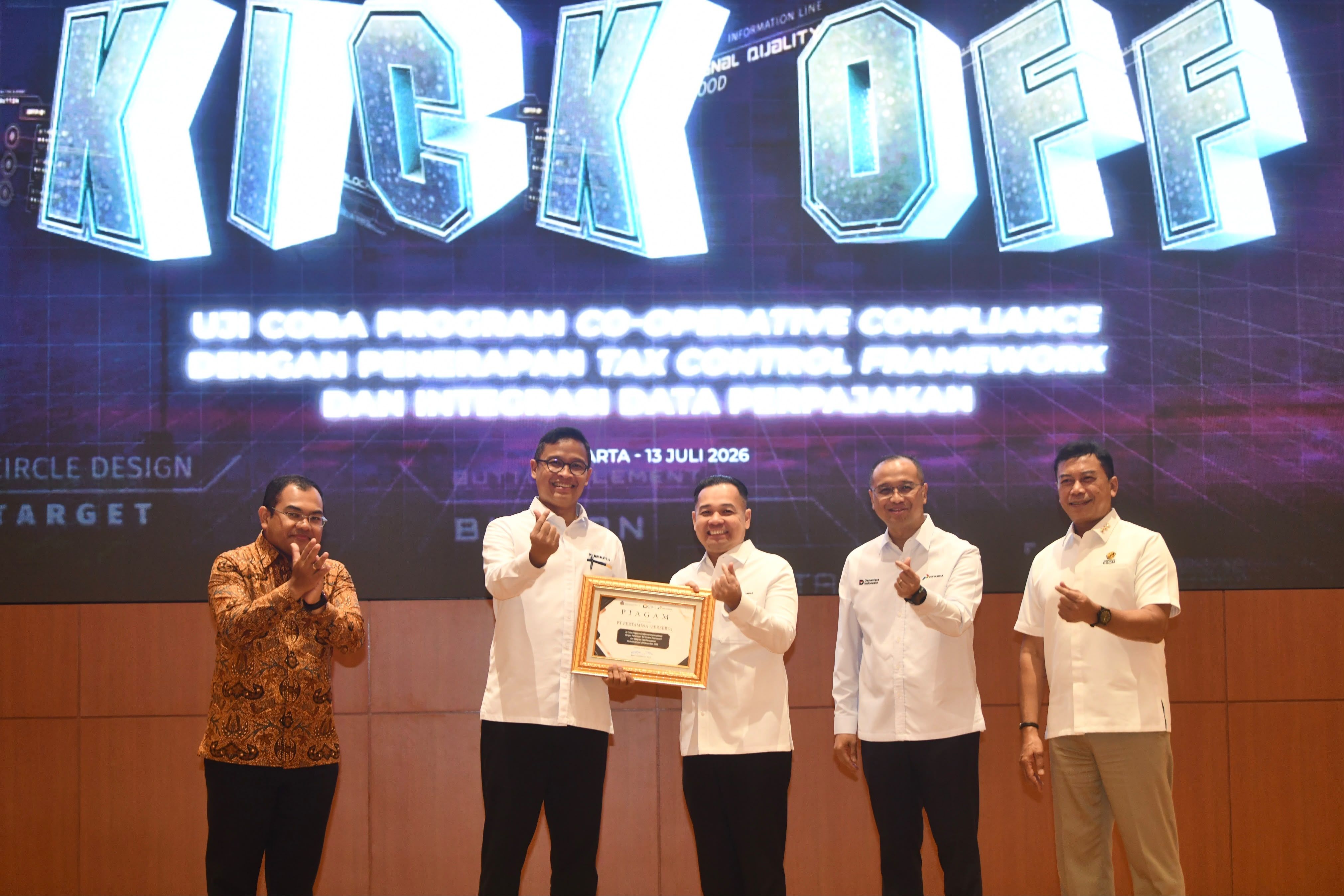 (Tengah) Direktur Jenderal Pajak Kementerian Keuangan Bimo Wijayanto bersama Direktur Keuangan PT Pertamina (Persero) Mega Satria, didampingi Inspektur Jenderal Kementerian ESDM Yudhiawan, Wakil Kepala BP BUMN Tedi Bharata, serta Direktur Transformasi dan Keberlanjutan Bisnis PT Pertamina (Persero) Agung Wicaksono berfoto bersama usai Kick Off Uji Coba Program Co-operative Compliance melalui Penerapan Tax Control Framework dan Integrasi Data Perpajakan di Gedung Direktorat Jenderal Pajak, Jakarta, Senin (13/7/2026). <b>(Pertamina)</b>
