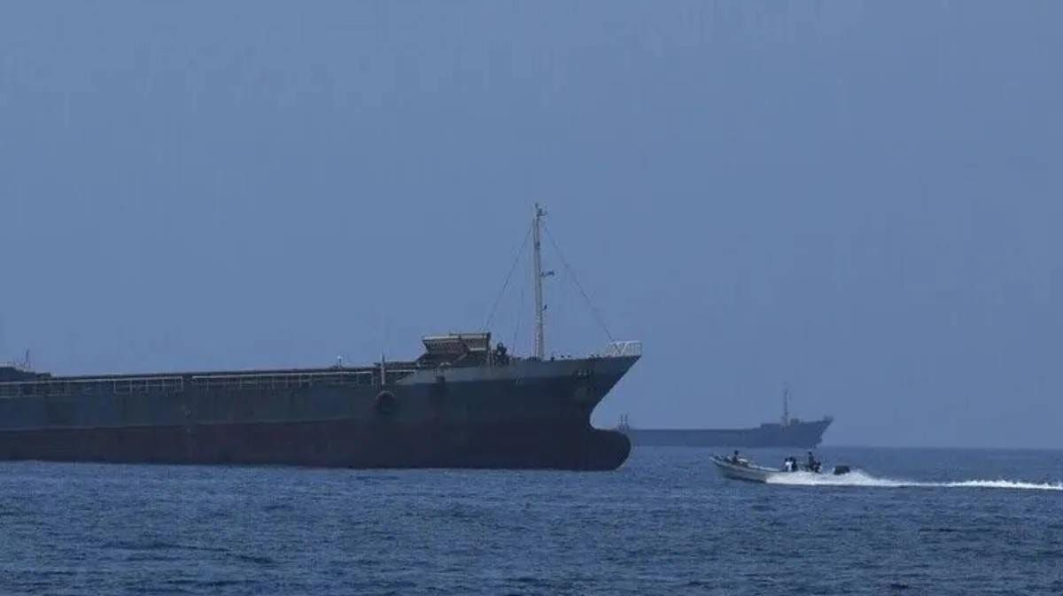 Kapal kargo komersial dan kapal tanker minyak mentah yang berlabuh di Teluk Oman, lepas pantai Muscat, Oman, pada 21 Juni 2026, saat mereka bersiap untuk melintasi Selat Hormuz yang sangat penting. Lalu lintas maritim di sepanjang koridor perdagangan <b>(Antara)</b>