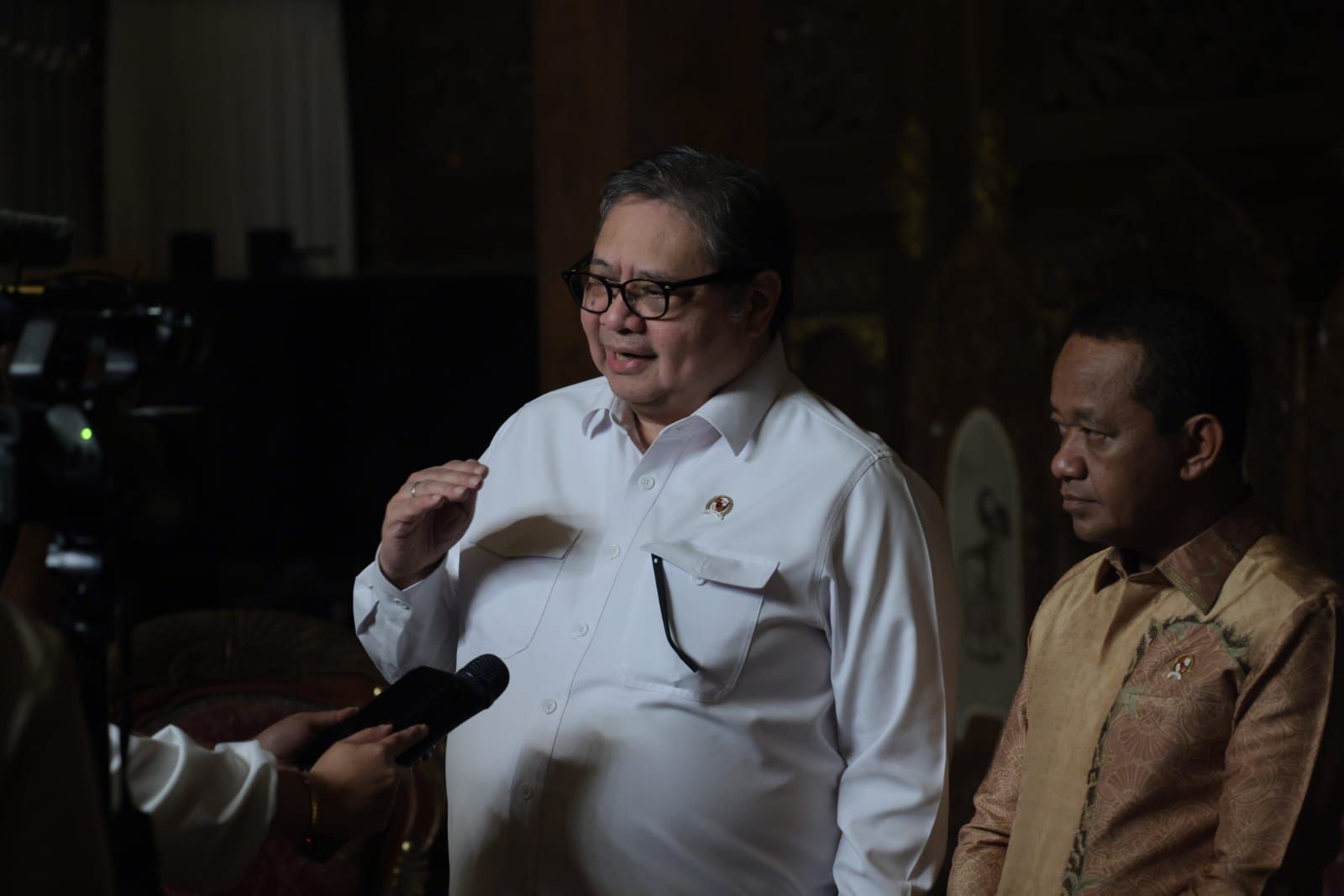 Menko Perekonomian Airlangga Hartarto memberikan keterangan pers usai rapat terbatas yang membahas kebijakan harga khusus BBM bagi nelayan.