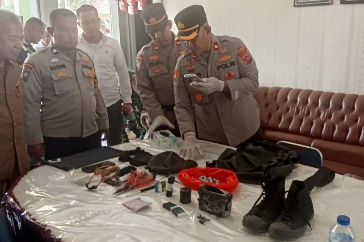 Barang-barang yang diamankan oleh kepolisian dalam kasus ledakan yang terjadi di MAN 3, Kelurahan Balai Gadang, Kecamatan Koto Tengah, Kota Padang pada Selasa, 14 Juli 2026. <b>(Antara)</b>