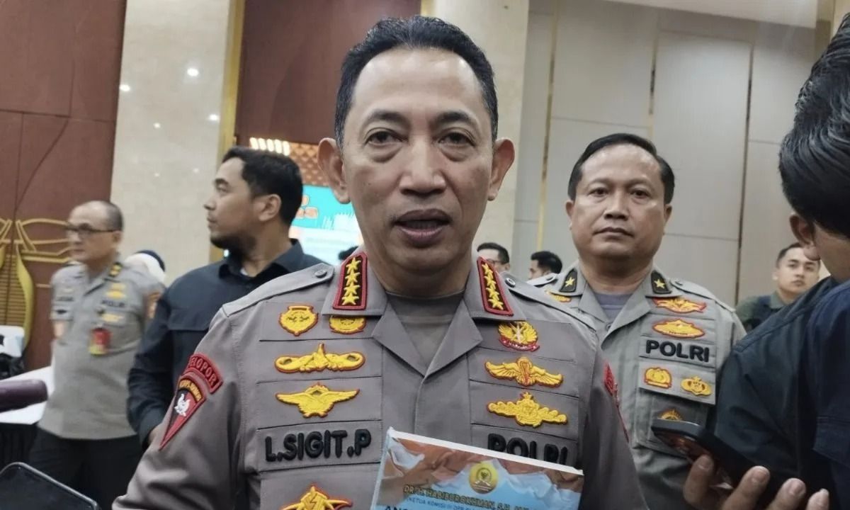 Kapolri Jenderal Polisi Listyo Sigit Prabowo saat memberi keterangan di kompleks parlemen, Jakarta, Selasa, 14 Juli 2026. <b>(Antara)</b>